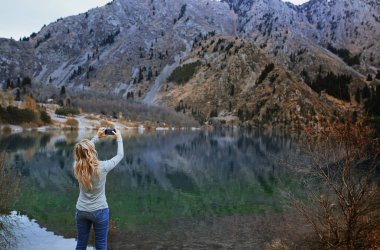 Kadın dağ gölü, hareket eden fotoğraf yapma