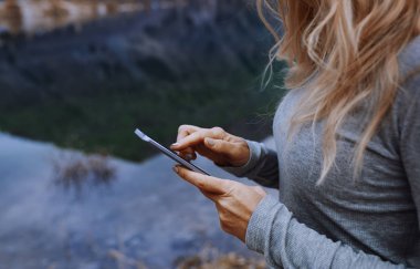 Gölde Smartphone kullanan kadın