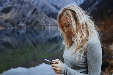Gölde Smartphone kullanan kadın