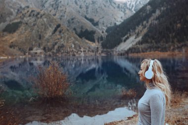 Kablosuz Kulaklık dağ gölü giyen kadın