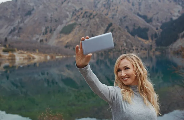 Mulher Sorridente Faz Selfie Lago Montanha — Fotografia de Stock