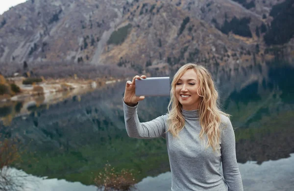 Mulher Sorridente Faz Selfie Lago Montanha — Fotografia de Stock