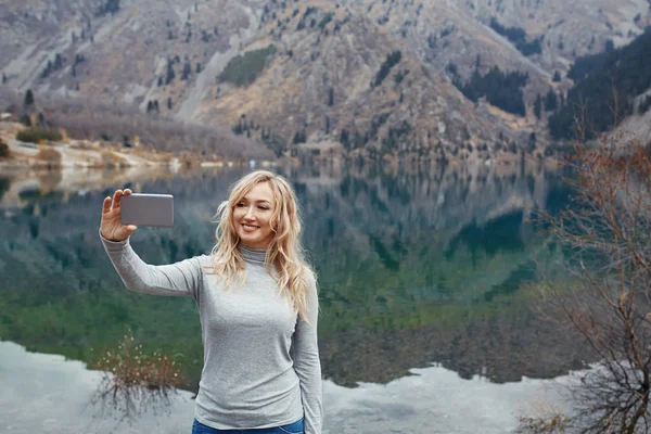 Leende Kvinna Gör Selfie Vid Fjällsjön — Stockfoto