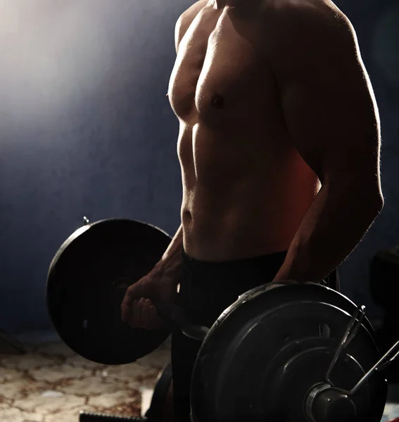 Hombre haciendo ejercicio de levantamiento de pesas en el gimnasio —  Fotos de Stock