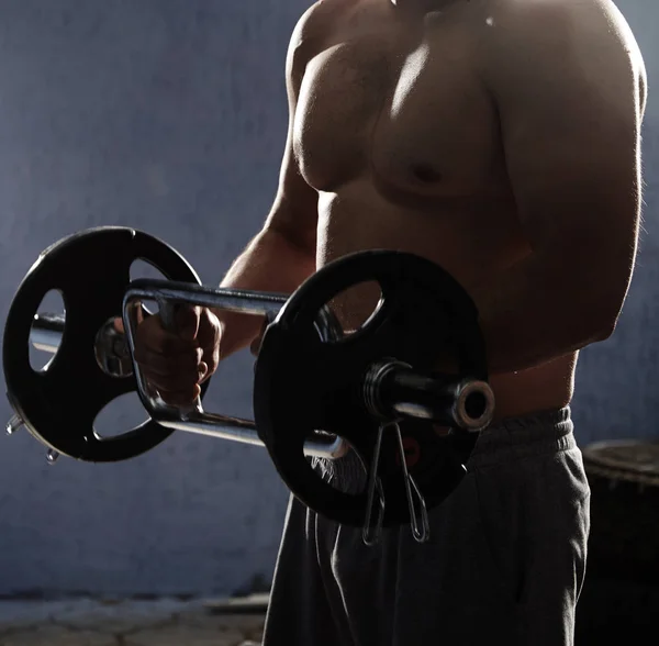 Homem fazendo musculação treino no ginásio — Fotografia de Stock