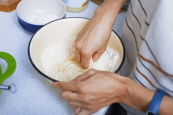 Руки женщины, готовящей пирожное — стоковое фото