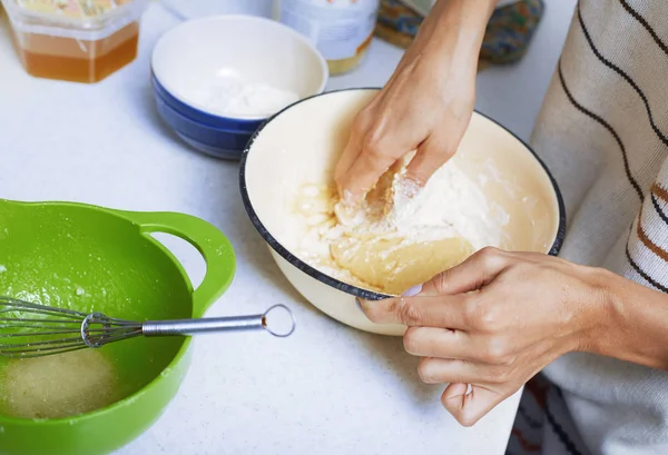Mãos da mulher que prepara a massa de torta — Fotografia de Stock