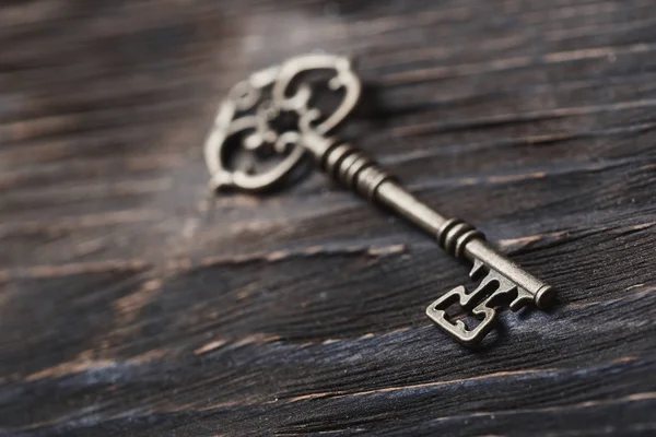 Vintage skeleton key na stole — Zdjęcie stockowe