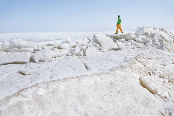 Young adult man outdoors exploring icy landscape — Stock Photo, Image