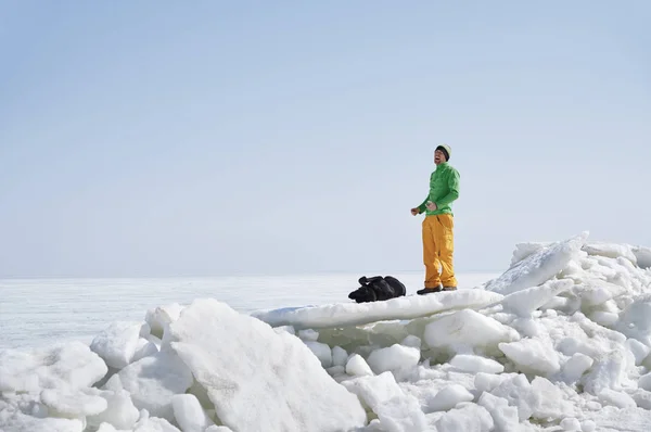 Ung vuxen man utomhus med sin hund ha kul på vintern länder — Stockfoto