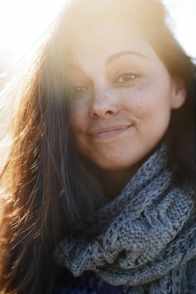 Jeune femme adulte à l'extérieur souriant et regardant la caméra — Photo