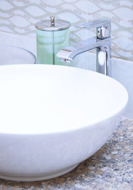 Evde lavabo ve su musluğu