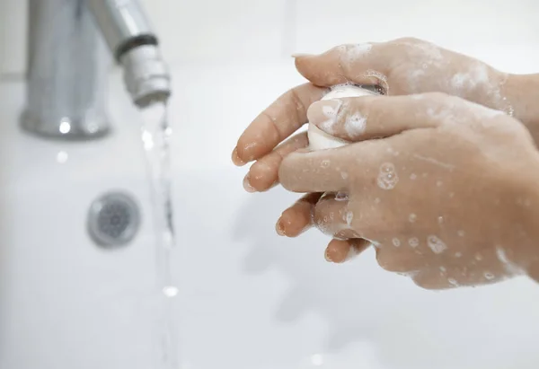 Mujer Lavándose Las Manos Con Jabón —  Fotos de Stock