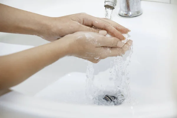 Vrouw Wassen Handen Met Zeep — Stockfoto