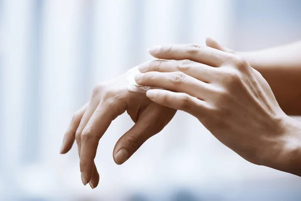 Vrouw Die Hydraterende Crème Handen Aanbrengt — Stockfoto