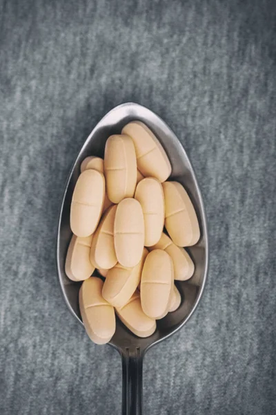 Medizinische Tabletten Auf Einem Metalllöffel Nahaufnahme — Stockfoto