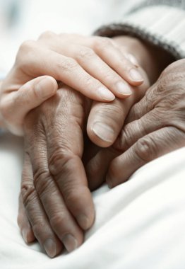 Klinikte kıdemli adamı destekleyen kadın