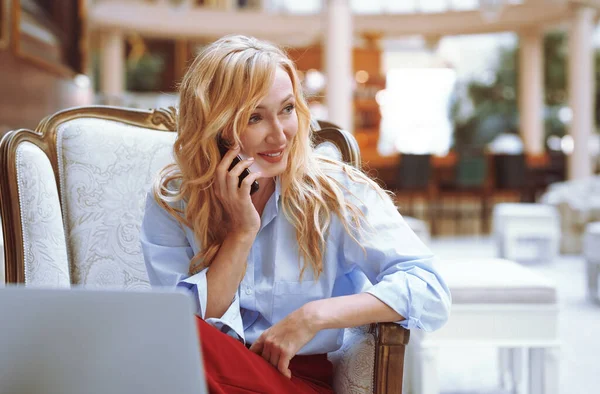 Mujer Negocios Llamando Través Teléfono Inteligente Moderno Vestíbulo Del Banco —  Fotos de Stock