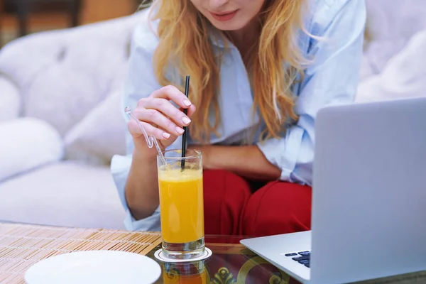 Kadın Otel Lobisinde Dinleniyor Dizüstü Bilgisayarla Blog Yazıyor Stok Resim