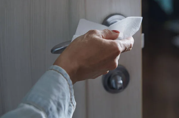 Mujer Limpiando Manija Puerta Con Una Toallita Desinfectante — Foto de Stock