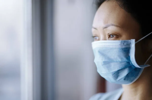 Γυναίκα Που Μένει Στο Σπίτι Φορώντας Προστατευτική Χειρουργική Μάσκα — Φωτογραφία Αρχείου