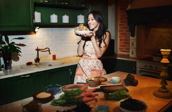 Quedarse Casa Mujer Usando Mezclador Para Preparar Comida Vegetariana — Foto de Stock