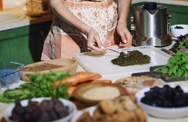Μένοντας Στο Σπίτι Γυναίκα Προετοιμασία Και Μαγείρεμα Χορτοφαγικό Φαγητό — Φωτογραφία Αρχείου