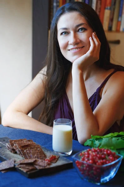 Mulher Vegan Sentado Mesa Com Alimentos Saudáveis — Fotografia de Stock