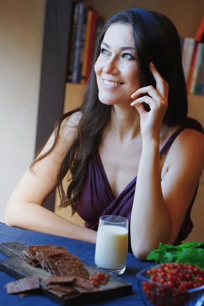 Veganistische Vrouw Aan Tafel Met Gezond Eten — Stockfoto