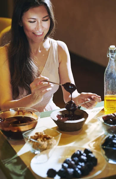 Thuisblijven Vrouw Bereiden Van Handgemaakte Vegetarische Chocolade Truffels — Stockfoto