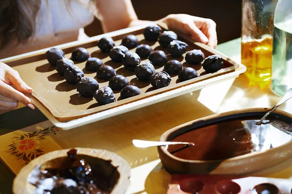Staying Home Woman Preparing Handmade Vegetarian Chocolate Truffles — Stock Photo, Image