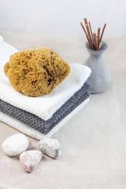 Aromaterapi ve Spa kavramı. Havlu ve deniz süngeri.