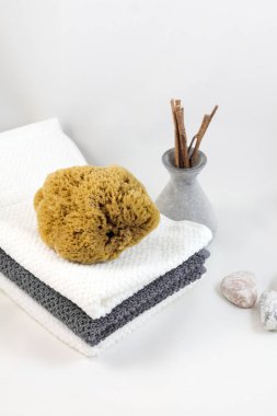 Aromaterapi ve Spa kavramı. Havlu ve deniz süngeri.
