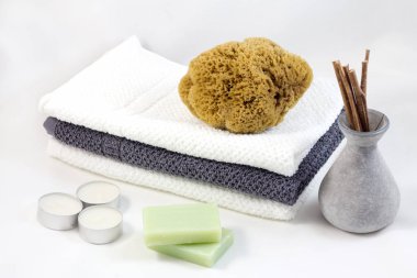 Aromaterapi ve Spa kavramı. Havlu, sabun ve deniz süngeri.