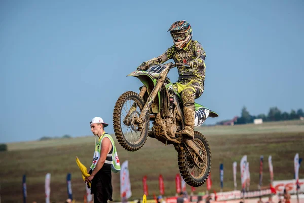 GDANSK, POLONIA - 10 DE SEPTIEMBRE: piloto del Campeonato Polaco de Motocross Polonia, Gdansk 10 de septiembre de 2016 — Foto de Stock