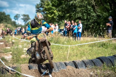 Malechowo, Polonya - 17 Temmuz: tanımsız sürücü üzerinde Lehçe Enduro Şampiyonası Polonya, Malechowo 17 Temmuz 2016