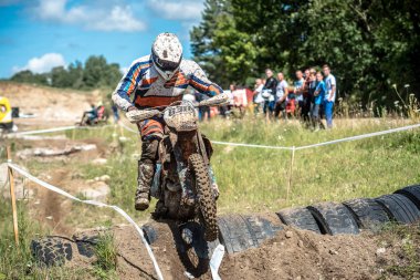 Malechowo, Polonya - 17 Temmuz: tanımsız sürücü üzerinde Lehçe Enduro Şampiyonası Polonya, Malechowo 17 Temmuz 2016