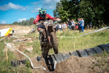 Malechowo, Polonya - 17 Temmuz: tanımsız sürücü üzerinde Lehçe Enduro Şampiyonası Polonya, Malechowo 17 Temmuz 2016