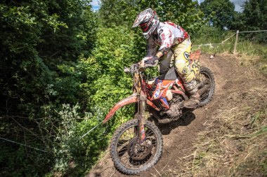 Malechowo, Polonya - 17 Temmuz: tanımsız sürücü üzerinde Lehçe Enduro Şampiyonası Polonya, Malechowo 17 Temmuz 2016