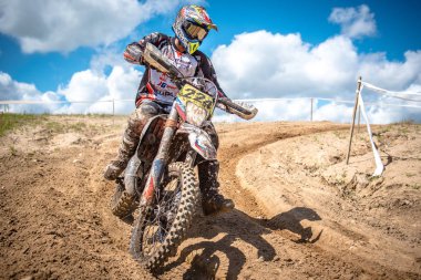 Malechowo, Polonya - 17 Temmuz: tanımsız sürücü üzerinde Lehçe Enduro Şampiyonası Polonya, Malechowo 17 Temmuz 2016