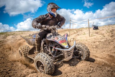 Malechowo, Polonya - 17 Temmuz: tanımsız sürücü üzerinde Lehçe Enduro Şampiyonası Polonya, Malechowo 17 Temmuz 2016