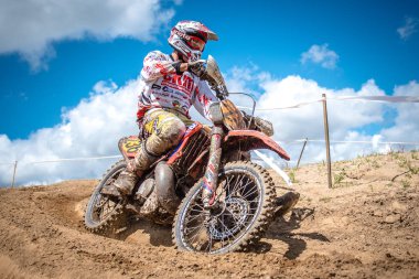 Malechowo, Polonya - 17 Temmuz: tanımsız sürücü üzerinde Lehçe Enduro Şampiyonası Polonya, Malechowo 17 Temmuz 2016