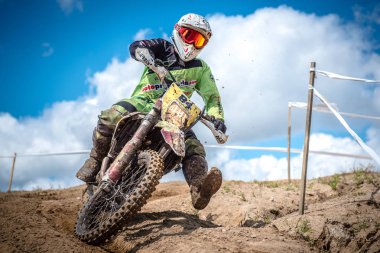 Malechowo, Polonya - 17 Temmuz: tanımsız sürücü üzerinde Lehçe Enduro Şampiyonası Polonya, Malechowo 17 Temmuz 2016