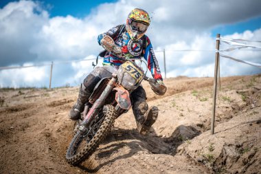 Malechowo, Polonya - 17 Temmuz: tanımsız sürücü üzerinde Lehçe Enduro Şampiyonası Polonya, Malechowo 17 Temmuz 2016