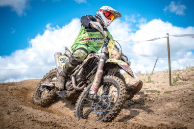 Malechowo, Polonya - 17 Temmuz: tanımsız sürücü üzerinde Lehçe Enduro Şampiyonası Polonya, Malechowo 17 Temmuz 2016