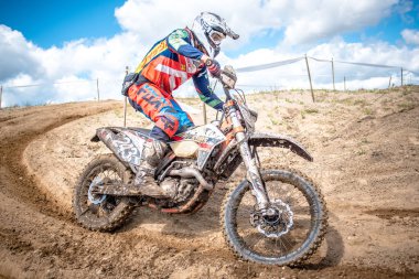 Malechowo, Polonya - 17 Temmuz: tanımsız sürücü üzerinde Lehçe Enduro Şampiyonası Polonya, Malechowo 17 Temmuz 2016