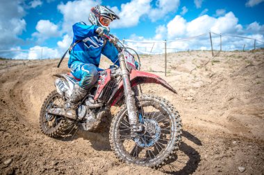 Malechowo, Polonya - 17 Temmuz: tanımsız sürücü üzerinde Lehçe Enduro Şampiyonası Polonya, Malechowo 17 Temmuz 2016
