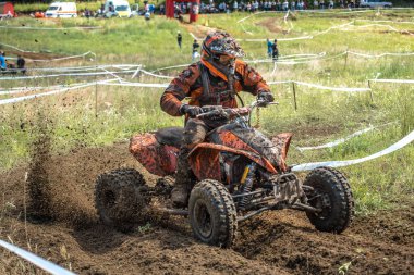 Malechowo, Polonya - 17 Temmuz: tanımsız dört sürücü üzerinde Lehçe Enduro Şampiyonası Polonya, Malechowo 17 Temmuz 2016
