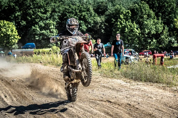 MALECHOWO, POLONIA - 17 DE JULIO: piloto indefinido en el campeonato polaco de enduro Polonia, Malechowo 17 julio 2016 —  Fotos de Stock