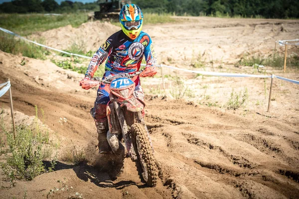 MALECHOWO, POLÓNIA - JULHO 17: piloto indefinido no Campeonato Polonês de Enduro Polônia, Malechowo 17 Julho 2016 — Fotografia de Stock